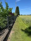 Zaunbau entlang eines Gehwegs